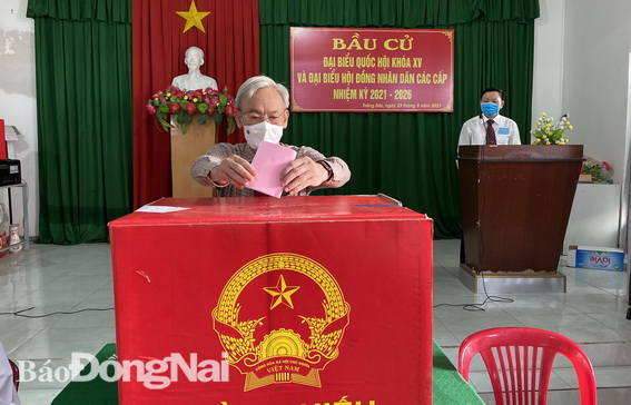 Đồng chí Nguyễn Phú Cường, Bí thư Tỉnh ủy, Chủ tịch HĐND tỉnh bỏ phiếu thực hiện quyền công dân của mình.jpg