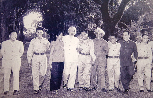 Chủ tịch Hồ Chí Minh cùng Đại tướng Võ Nguyên Giáp.jpg