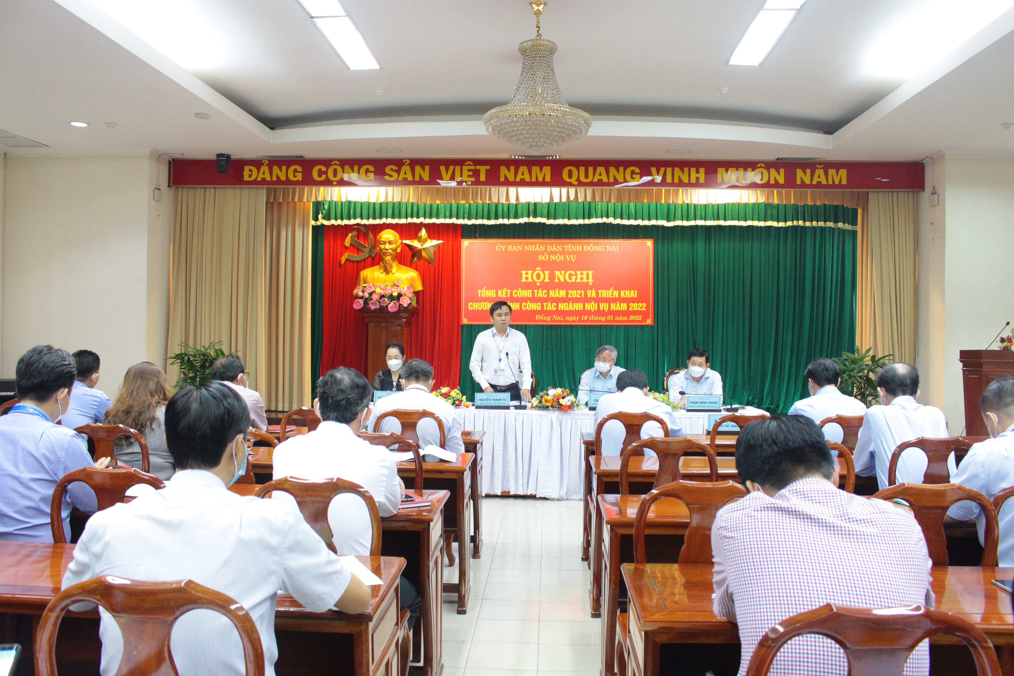 Giám đốc Sở Nội vụ Nguyễn Thanh Tú trao đổi tại hội nghị.jpg