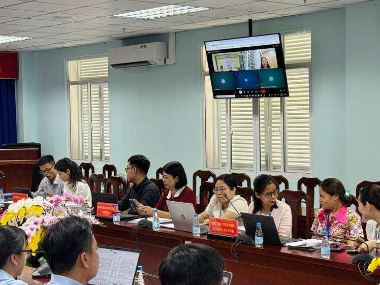 Ảnh 4. Đại diện Trường Tiểu học Nguyễn An Ninh và các đơn vị phối hợp rà soát hồ sơ, dữ liệu điều tra trong quá trình làm việc.